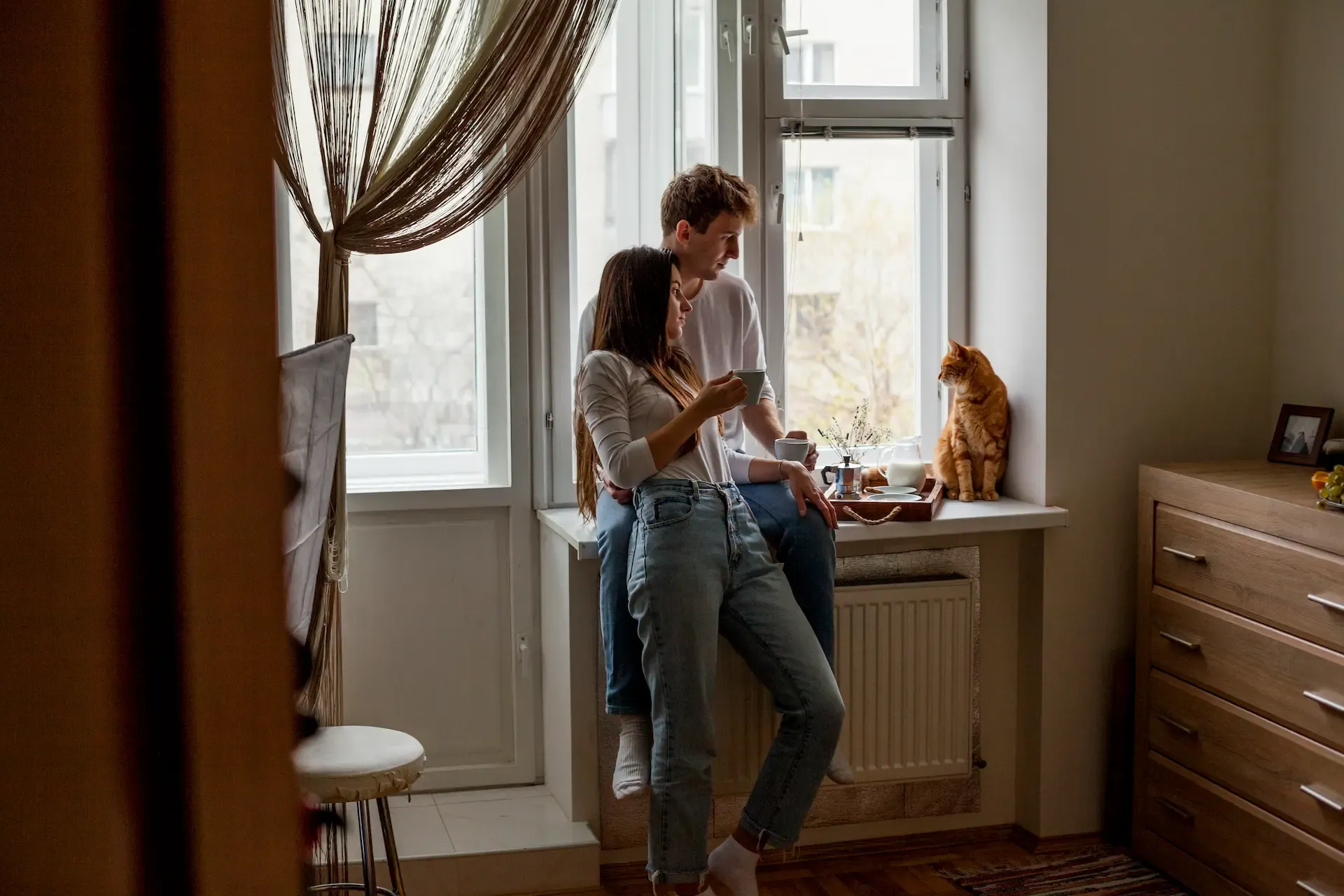 Par som äter frukost i lägenhet